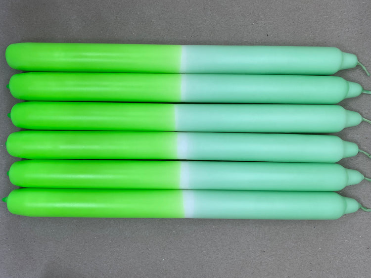 Sechs Stabkerzen in Neongrün und Mint nebeneinander